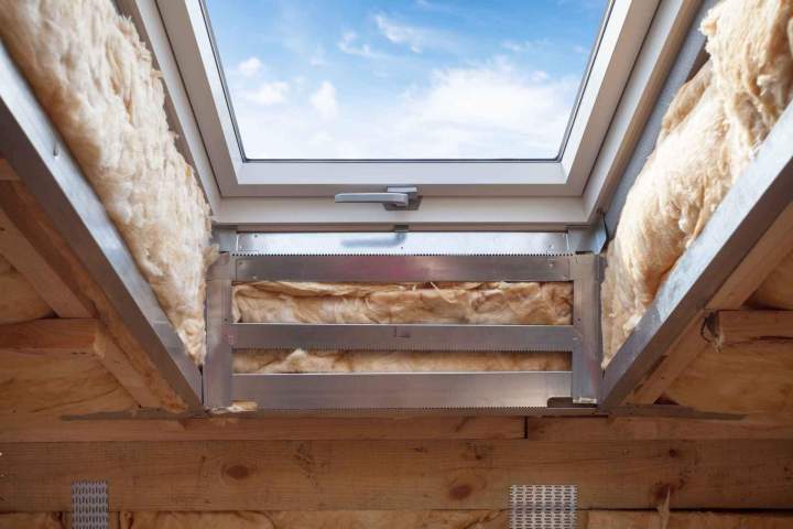 Pose de fenêtre de toit Velux pour plus de lumière
